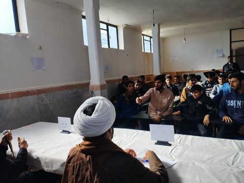 تصاویر/ برگزاری کرسی آزاد اندیشی در مدرسه علمیه صاحب الزمان (عج) بشاگرد