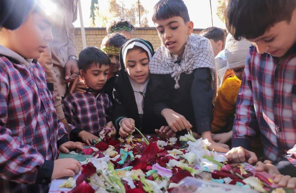 فیلم| استقبال از شهید گمنام توسط دانش آموزان مدرسه مهدوی