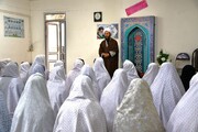 تصاویر/ حضور امام جمعه خوی در بین دانش آموزان دختر