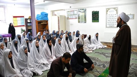تصاویر/ حضور امام جمعه خوی در بین دانش آموزان دختر