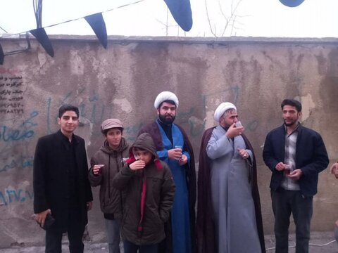 تصاویر/ ایستگاه صلواتی طلاب مدرسه علمیه امام صادق (ع) بیجار به مناسبت ایام فاطمیه