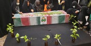 فیلم | حضور طلاب مدارس علمیه خواهران شهر اراک در مراسم تشییع شهید گمنام