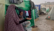 فیلم | تلاش آوارگان فلسطینی در اردوگاه دیر البلح برای جمع آوری آب باران