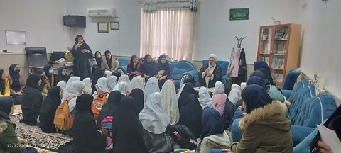 تصاویر/ بازدید دانش آموزان دختر از مدرسه علمیه الزهرا (س) میاندوآب