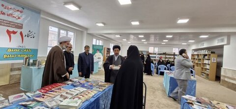 بالصور/ افتتاح المعرض التخصصي التاسع للكتاب في مدرسة السيدة زينب عليها السلام العلمية في أرومية