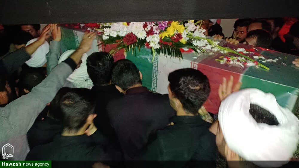 وداع طلاب مدرسه علمیه حضرت ولیعصر (عج) تبریز با دو شهید گمنام