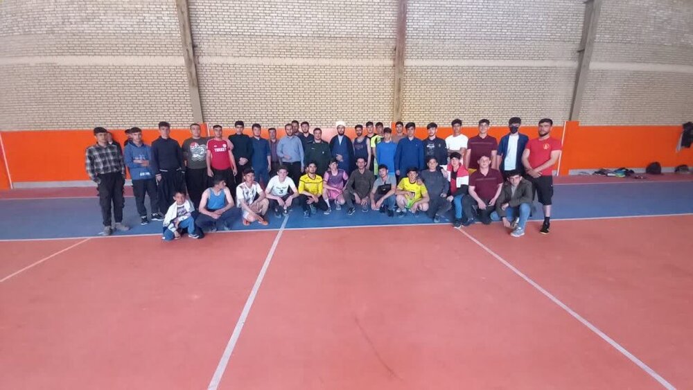 امام محلهای که خود را وقف بچههای محله کرده است