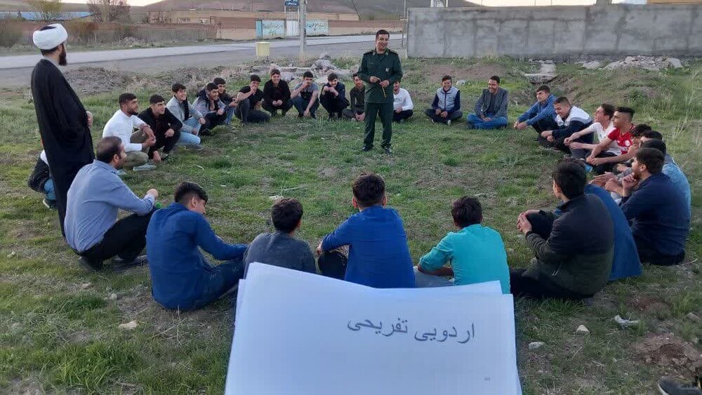 امام محلهای که خود را وقف بچههای محله کرده است