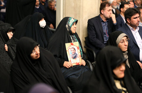 بالصور/ لقاء القيمين على مؤتمر تكريم شهداء محافظة أذربيجان الشرقيّة مع الإمام الخامنئي