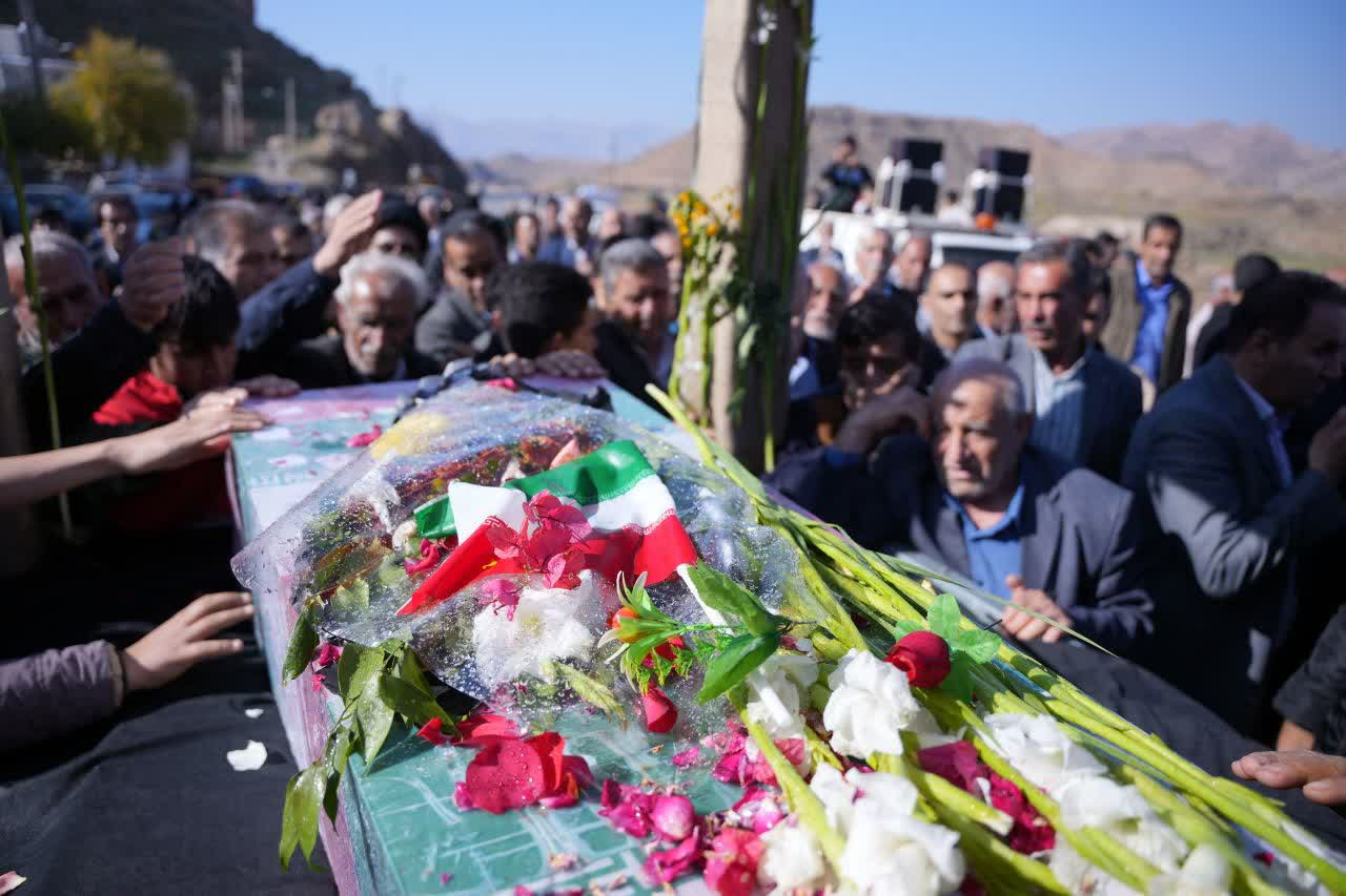 تصاویر/ استقبال مردم روستای افرینه از کاروان شهدای گمنام