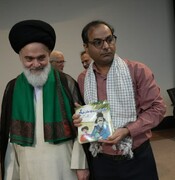 نویسنده بوشهری کتاب جدیدش را به نایب رئیس مجلس خبرگان تقدیم کرد