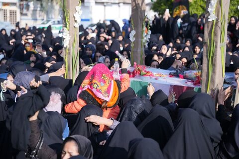 تصاویر استقبال مردم پلدختر از کاروان شهدای گمنام