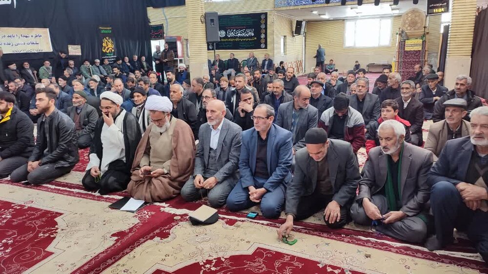 نخستین نماز جمعه برزک در روستای آزران اقامه شد +عکس