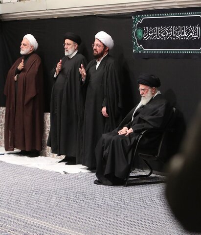 بالصور/ مراسم عزاء الليلة الثانية من أيام استشهاد السيدة الزهراء (ع) في حسينية الإمام الخميني (قده)