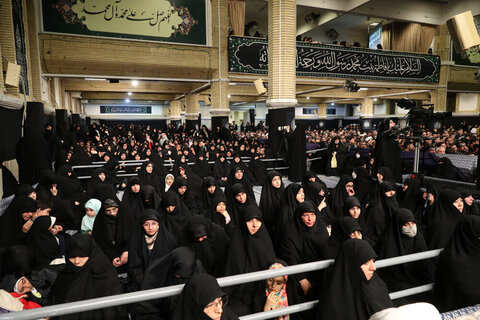 بالصور/ مراسم عزاء الليلة الثانية من أيام استشهاد السيدة الزهراء (ع) في حسينية الإمام الخميني (قده)