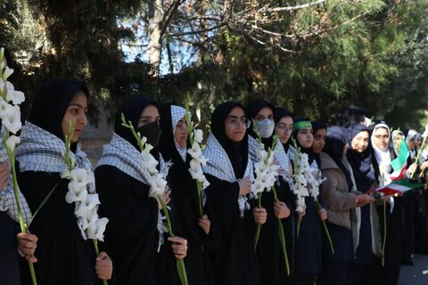 تصاویر مراسم استقبال دبیرستان دخترانه فرهنگیان۱و۲ وبهشت آئین خرم آباد از شهدا