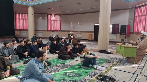 تصاویر/ جلسه سواد رسانه در مدرسه علمیه امام علی علیه السلام سلماس