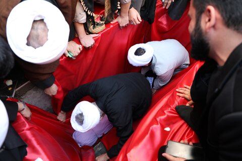 تصاویر/  آیین تدفین شهید گمنام دوران دفاع مقدس در حوزه علمیه ارومیه