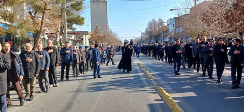 تصاویر/ عزاداری خیابانی طلاب و روحانیون سلماس به مناسبت سالروز شهادت حضرت زهرا  (س)