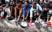 تصاویر/ تجمع آوارگان غزه برای به دست آوردن غذا