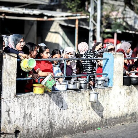 تجمع آوارگان غزه در جهت به دست آوردن غذا