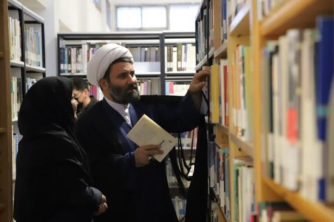 تصاویر/بازدید مدیر حوزه علمیه کردستان از کتابخانه عمومی سنندج