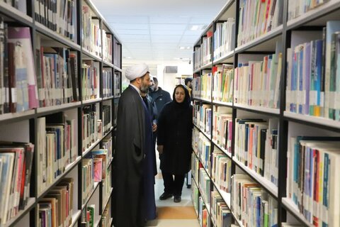 تصاویر/بازدید مدیر حوزه علمیه کردستان از کتابخانه عمومی سنندج