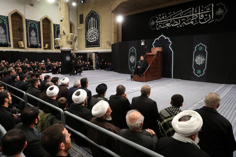 بالصور/ مراسم عزاء الليلة الأخيرة من أيام استشهاد السيدة الزهراء (س) في حسينية الإمام الخميني (قده)