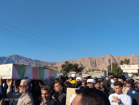 تصاویر/ تشییع شهید گمنام بر دستان مردم حاجی آباد