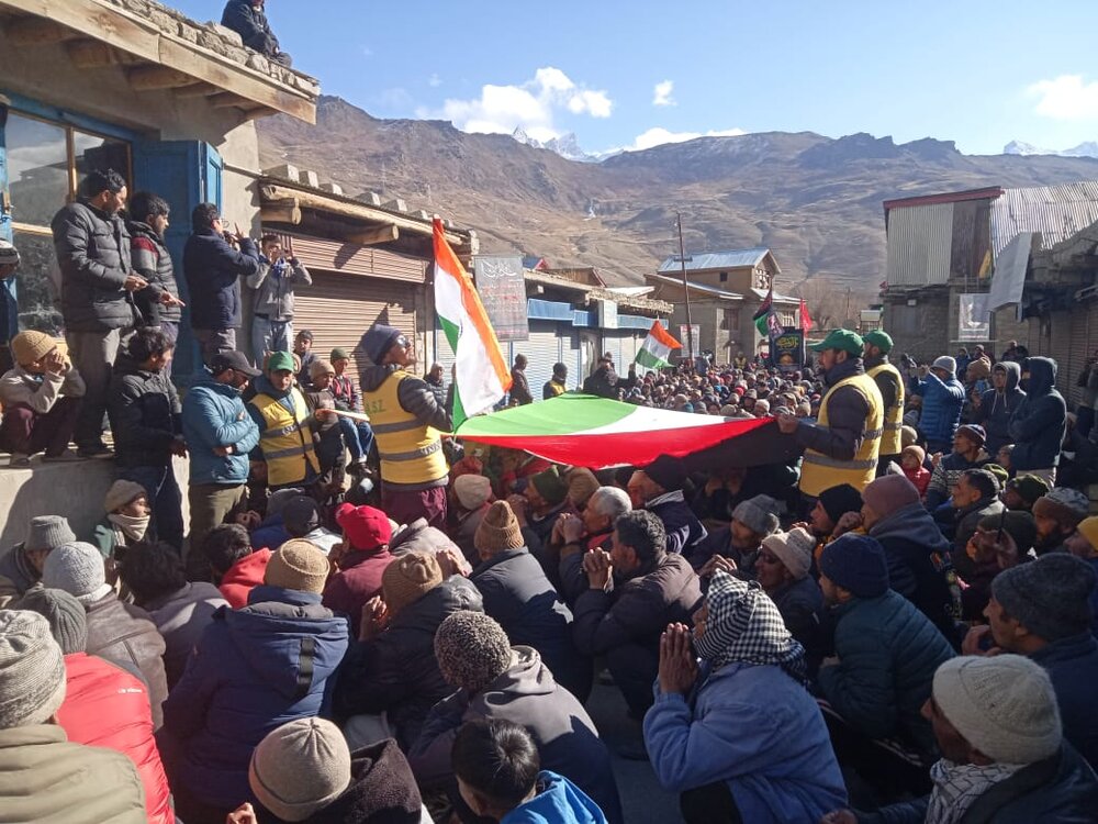 کرگل؛ انجمنِ صاحب الزمان (ع) بسیج بقیت اللّٰہ کی جانب سے شہادتِ حضرتِ فاطمه (س) کی مناسبت سے جلوس عزاء برآمد