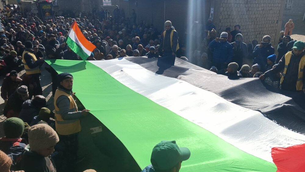 کرگل؛ انجمنِ صاحب الزمان (ع) بسیج بقیت اللّٰہ کی جانب سے شہادتِ حضرتِ فاطمه (س) کی مناسبت سے جلوس عزاء برآمد