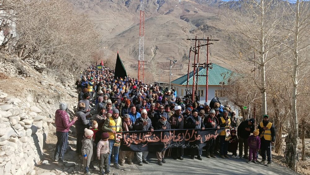 کرگل؛ انجمنِ صاحب الزمان (ع) بسیج بقیت اللّٰہ کی جانب سے شہادتِ حضرتِ فاطمه (س) کی مناسبت سے جلوس عزاء برآمد