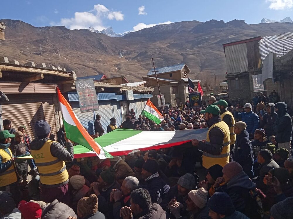 کرگل؛ انجمنِ صاحب الزمان (ع) بسیج بقیت اللّٰہ کی جانب سے شہادتِ حضرتِ فاطمه (س) کی مناسبت سے جلوس عزاء برآمد