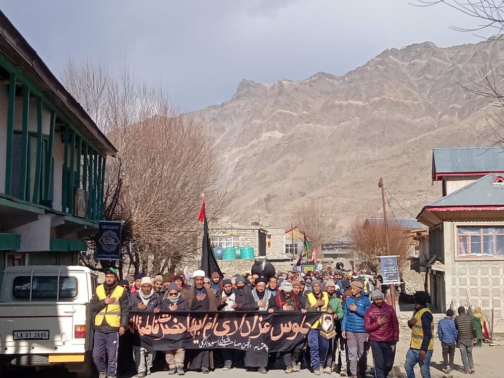 کرگل؛ انجمنِ صاحب الزمان (ع) بسیج بقیت اللّٰہ کی جانب سے شہادتِ حضرتِ فاطمه (س) کی مناسبت سے جلوس عزاء برآمد