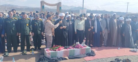 تصاویر/ مراسم تشییع و خاکسپاری پیکر شهید گمنام در شهرک شهید سلیمانی زاچ داربست از توابع شهرستان سیریک