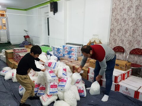 تصاویر/  اهدای ۲۰۰ بسته معیشتی شب یلدا به نیازمندان در ماکو