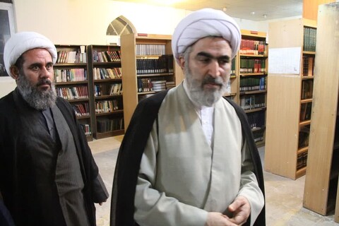 بازدید معاون پژوهش حوزه‌های علمیه از کتابخانه مدرسه بوشهر