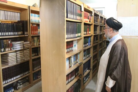 بازدید معاون پژوهش حوزه‌های علمیه از کتابخانه مدرسه بوشهر