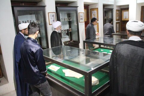 بازدید معاون پژوهش حوزه های علمیه از موزه تاریخ پزشکی خلیج‌فارس