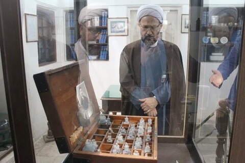 بازدید معاون پژوهش حوزه های علمیه از موزه تاریخ پزشکی خلیج‌فارس
