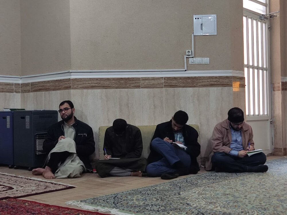 نشست «دیدگاه تطبیقی فریقین درباره مرجع ضمیر هم در آیه ۳۲ سوره فاطر» برگزار شد