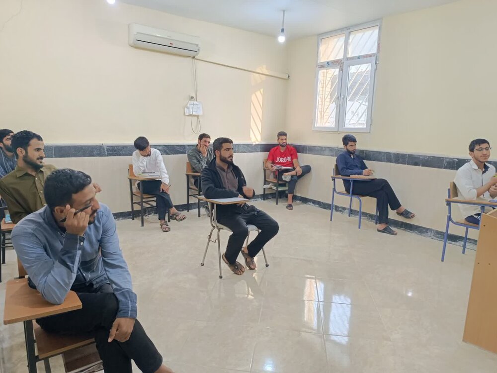 برگزاری مسابقه کتابخوانی در مدرسه علمیه قشم + عکس