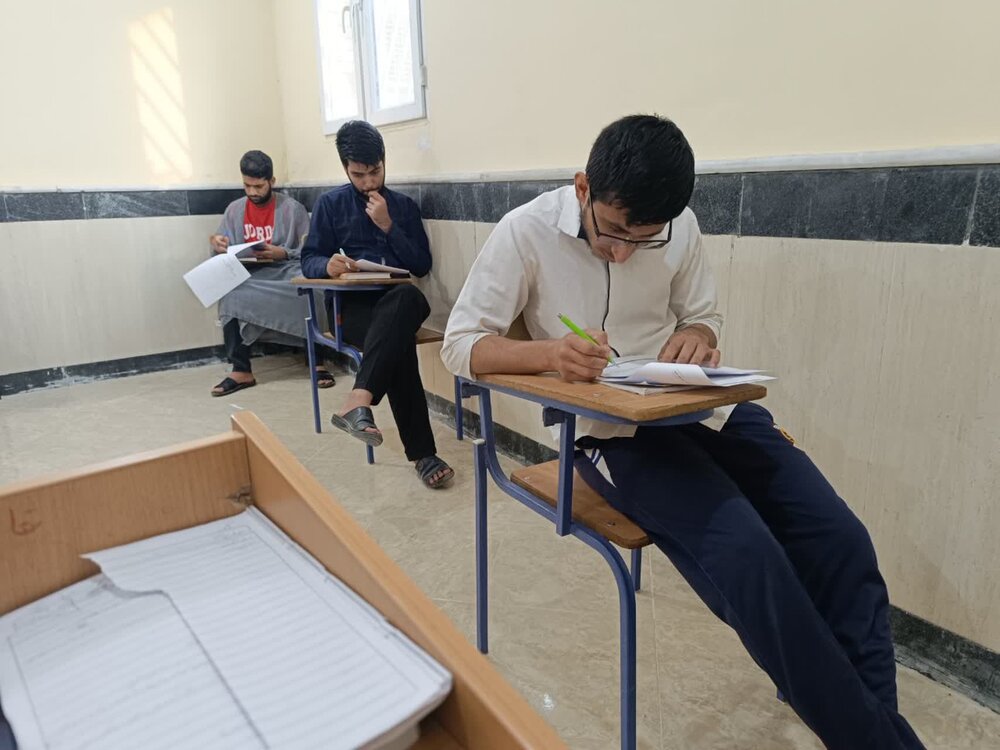 برگزاری مسابقه کتابخوانی در مدرسه علمیه قشم + عکس