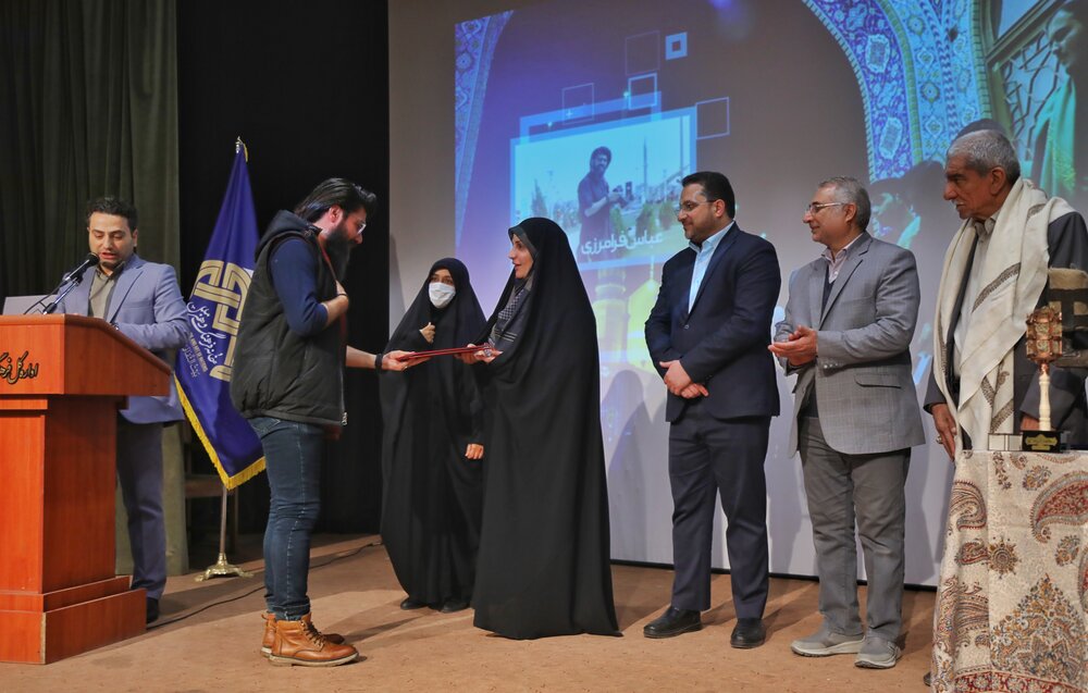 عکاس خبرگزاری حوزه حائز رتبه برتر دومین سوگواره عکس مشعل شد