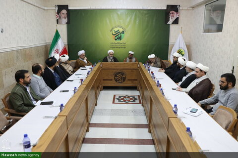 بالصور/ عضو الهيئة العليا لرابطة علماء اليمن  عبد الله حمود العزي مؤسسة الإمامة الدولية بمدينة قم المقدسة