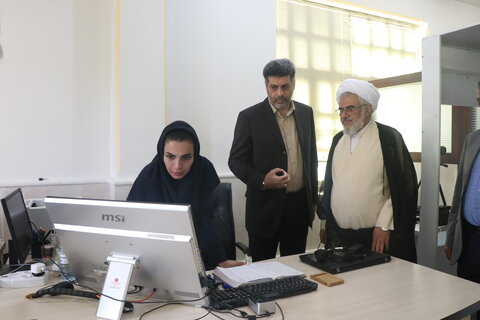 تصاویر/دیدار و گفتگو نماینده ولی فقیه در استان هرمزگان  با کارکنان ثبت احوال بندرعباس