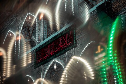 تصاویر/ نصب پارچه‌نوشته‌های مزین به نام حضرت ام البنین (س) در آستانه وفات ایشان در حرم امام حسین (ع)