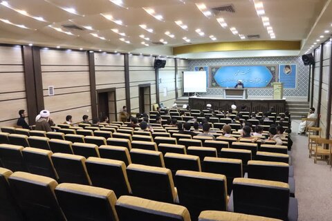 تصاویر/ نشست  شیوه های مدیریت فضای مجازی و آشنایی با آسیب های آن در مدرسه علمیه امام خامنه ای ارومیه