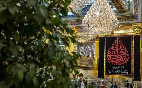 بالصور/ العتبة العباسية تنشر لافتات السواد بذكرى وفاة السيدة أم البنين (عليها السلام)