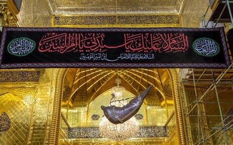 بالصور/ العتبة العباسية تنشر لافتات السواد بذكرى وفاة السيدة أم البنين (عليها السلام)